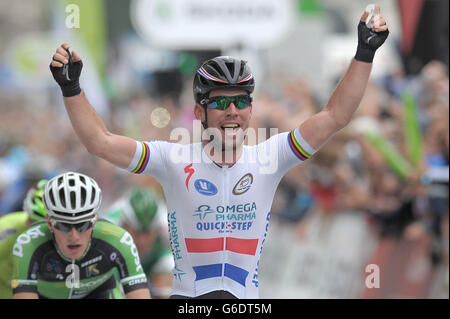 Mark Cavendish d'Omega Pharma-Quick Step célèbre la huitième étape gagnante du Tour de Grande-Bretagne 2013 à Londres. Banque D'Images