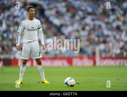 Cristiano Ronaldo, du Real Madrid, met un coup de pied gratuit pendant le match de la Liga à Santiago Bernabeu, Madrid, Espagne. Banque D'Images