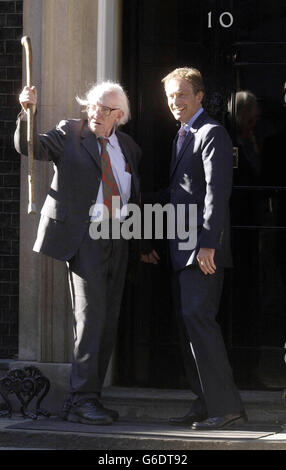 L’ancien chef du Parti travailliste Michael foot (à gauche) fait la vague devant les journalistes alors qu’il est accueilli par le Premier ministre Tony Blair sur les marches du no 10 Downing Street à Londres. * Tony Blair devait accueillir un parti pour Michael foot, pour marquer le 90e anniversaire de l'ancien leader travailliste plus tard ce mois-ci. Banque D'Images