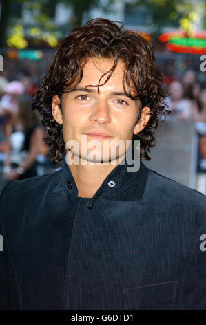 L'acteur Orlando Bloom arrive à l'Odeon Leicester Square, Londres, pour la première européenne de Pirates des Caraïbes.29/10/2003: Orlando est à la vedette dans le Royaume épique médiéval de Ridley Scott, il a été annoncé mercredi 29 octobre 2003.L'enfant de 26 ans jouera un garçon paysan qui devient un chevalier héroïque des Croisades et tombe amoureux de la princesse de Jérusalem. Banque D'Images