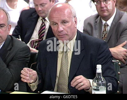 Le directeur général de la BBC, Greg Dyke, comparaît devant le comité de sélection Culture, médias et Sport.La BBC a refusé de commenter le contenu de son rapport annuel, qui doit rester secret jusqu'à ce qu'il soit soumis au comité.Mais il y a eu de nombreuses spéculations sur ce qu'il va révéler, y compris sur l'état des finances du diffuseur.Un déficit de 1 milliard dans la caisse de retraite de la BBC a été révélé plus tôt ce mois-ci lorsque le directeur des finances John Smith a écrit aux travailleurs pour les rassurer sur le maintien du régime de salaire final, malgré le manque à gagner. Banque D'Images