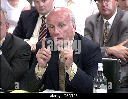 Le directeur général de la BBC, Greg Dyke, comparaît devant le comité de sélection Culture, médias et Sport. La BBC a refusé de commenter le contenu de son rapport annuel, qui doit rester secret jusqu'à ce qu'il soit soumis au comité. Mais il y a eu de nombreuses spéculations sur ce qu'elle va révéler, y compris sur l'état des finances du diffuseur. Un déficit de 1 milliard de la caisse de retraite de la BBC a été révélé plus tôt ce mois-ci lorsque le directeur des finances John Smith a écrit aux travailleurs pour les rassurer sur le maintien du régime de salaire final, malgré le manque à gagner. Banque D'Images