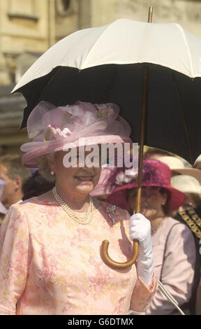 La reine Elizabeth II de Grande-Bretagne abrite sous un parasol pour la protéger du soleil pendant une Garden Party, dans les jardins de Buckingham Palace - sa résidence officielle à Londres. Le Royaume-Uni traverse une vague de chaleur, avec des températures dans la capitale atteignant 30 °C. Banque D'Images