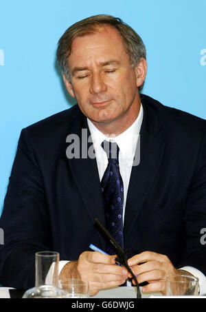 Geoff Hoon, secrétaire à la Défense, lors d'une conférence de presse avec des membres de la nouvelle administration iraquienne, au bureau des affaires étrangères. Le secrétaire à la Défense, Geoff Hoon, et le secrétaire aux Affaires étrangères, Jack Straw, ont été confrontés à des questions sur l'affaire Kelly. * les deux hommes ont refusé de discuter de la question malgré un barrage d'enquêtes. M. Straw a insisté sur le fait qu'il n'avait rien d'autre à ajouter, tandis que M. Hoon a déclaré : « Je pense qu'il est très important de faire preuve de respect envers nos clients et de poser des questions sur leur visite ici plutôt que de traiter d'une enquête à laquelle je donnerai des preuves en temps voulu. » Banque D'Images