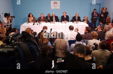 Jack Straw le Secrétaire aux Affaires étrangères et le Secrétaire à la Défense Geoff Hoon lors d'une conférence de presse avec des membres de la nouvelle administration iraquienne, au bureau des Affaires étrangères. Le secrétaire à la Défense, Geoff Hoon, et le secrétaire aux Affaires étrangères, Jack Straw, ont été confrontés à des questions sur l'affaire Kelly. * les deux hommes ont refusé de discuter de la question malgré un barrage d'enquêtes. M. Straw a insisté sur le fait qu'il n'avait rien d'autre à ajouter, tandis que M. Hoon a déclaré : « Je pense qu'il est très important de faire preuve de respect envers nos clients et de poser des questions sur leur visite ici plutôt que de traiter d'une enquête à laquelle je donnerai des preuves en temps voulu. » Banque D'Images