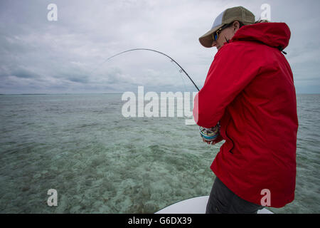 Une femme explore la Cayo Largo et Cayo Cruz de la pêche. Cuba, janvier 2016. Banque D'Images