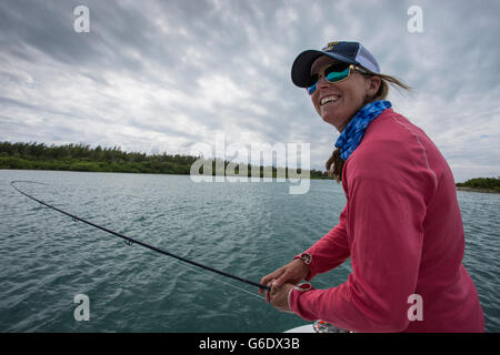 Une femme explore la Cayo Largo et Cayo Cruz de la pêche. Cuba, janvier 2016. Banque D'Images