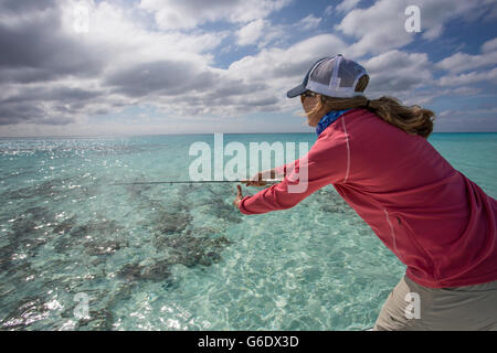 Une femme explore la Cayo Largo et Cayo Cruz de la pêche. Cuba, janvier 2016. Banque D'Images