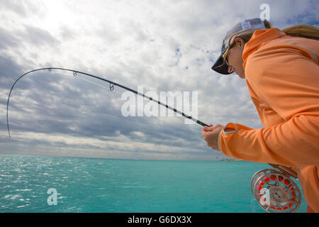 Une femme explore la Cayo Largo et Cayo Cruz de la pêche. Cuba, janvier 2016. Banque D'Images