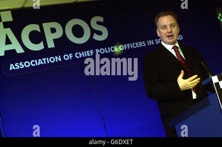 Le Premier ministre écossais Jack McConnell s'exprime à l'occasion de la conférence annuelle de l'Association des officiers de police en chef de l'Écosse (A.C. EFC) à l'hôtel Dunblane Hilton, à Dunblane. * McConnell a défendu aujourd'hui son projet de loi de droit et d'ordre et a exhorté la police, les autorités locales et les services de travail social à travailler ensemble pour retourner autour des «années de négligence et d'échec» et de fournir un meilleur service à la population de l'Ecosse. Au total, 14 nouveaux projets de loi seront présentés par le Parlement écossais au cours des 12 prochains mois, la priorité étant accordée à la criminalité et aux comportements anti-sociaux. Banque D'Images