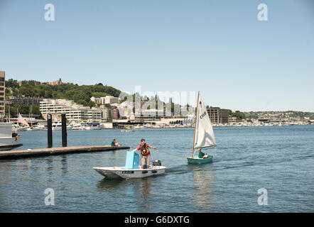 Les enfants apprennent à naviguer dans la région de Lake Union à Seattle, Washington le 7 juin 2014. Banque D'Images