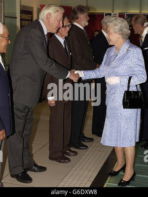 USAGE HORS MER SEULEMENT: Britains la reine Elizabeth II salue le vétéran de l'Everest britannique George Band et ses collègues Sherpa Nawang Gombu du Népal (à gauche), *..Briton Mike Westmacott (3e à droite) et New Zealander George Lowe (4e à droite) au cinéma Odeon de Leicester Square à Londres. Une soirée de célébrations a eu lieu pour marquer la première ascension du mont Everest par Sir Edmund Hillary et Sherpa Tenzing Norgay en 1953. Banque D'Images