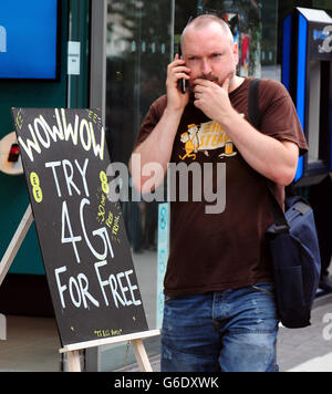 Vue générale d'un sandwich faisant la promotion du service réseau 4G en dehors d'un magasin de téléphone EE à Birmingham. Banque D'Images