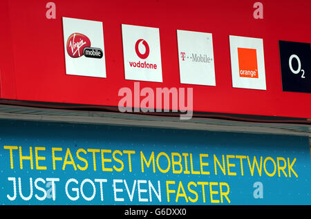 Vue générale des logos de Virgin Mobile, Vodafone, T Mobile, Orange et O2 sur une boutique de téléphone à Birmingham. Banque D'Images