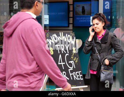 Stock de téléphones portables.Vue générale d'un sandwich faisant la promotion du service réseau 4G en dehors d'un magasin de téléphone EE, Birmingham. Banque D'Images