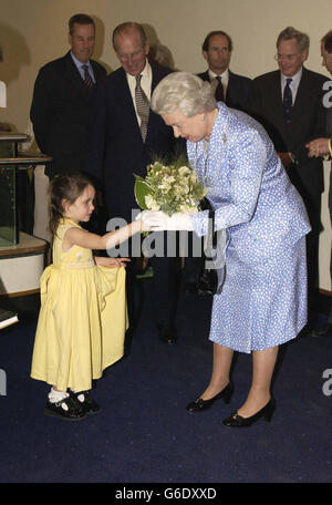 USAGE HORS-MER SEULEMENT : la reine Elizabeth II de Grande-Bretagne accepte un boquet de la petite fille de l'un des membres survivants de l'équipe lorsqu'elle a assisté à une soirée à la célébration du 50e anniversaire pour marquer la première sanction du mont Everest en 1953, *..à l'Odeon sur Leicester Square à Londres. Banque D'Images