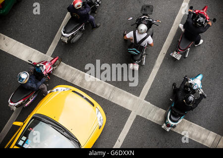 À partir de la photo ci-dessus, les motos et un taxi à attendre une lumière dans le centre-ville de Bangkok, Thaïlande, le 23 avril 2015. Banque D'Images