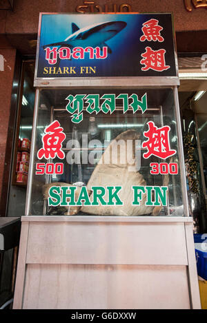 Un restaurant vend de la soupe d'ailerons de requin à Bangkok, Thaïlande, le 25 avril 2015. Malgré les efforts déployés par le gouvernement thaïlandais pour réduire la consommation de la controversée la délicatesse, l'aileron de requin est toujours un site commun dans les restaurants et marchés dans le quartier de Chinatown. Banque D'Images