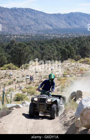 Les bénévoles participent à un événement organisé par la vie en plein air, Yamaha et la Californie du Sud montagne Fondation à la télévision Cactus Zone OHV dans la Forêt Nationale de San Bernardino sur Samedi, 26 Septembre, 2015. Banque D'Images