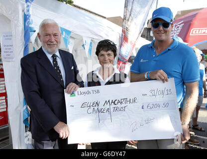 Ellen MacArthur (au centre) reçoit un chèque de Sir Robin KNOX-Johnston et de l'équipage de OneDLL à St Katharine Docks, Londres. Banque D'Images