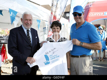 Ellen MacArthur (au centre) reçoit un chèque de Sir Robin KNOX-Johnston et de l'équipage de OneDLL à St Katharine Docks, Londres. Banque D'Images