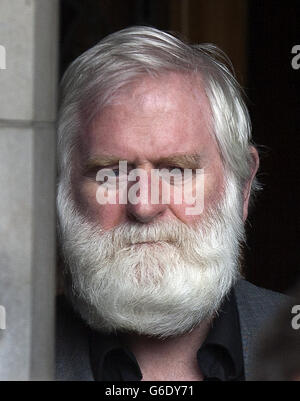 John Sheahan des Dublinois, après les funérailles du poète lauréat du prix Nobel Seamus Heaney à l'église du cœur effrayé de Donnybrook, Dublin. Banque D'Images