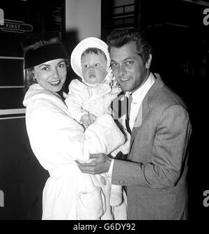 La « famille idéale » d'Hollywood, l'acteur Tony Curtis et son épouse actrice Janet Leigh et leur fille de 11 mois Kelly à la gare de Paddington, Londres. Banque D'Images