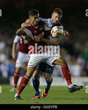 Marlon Pack de Bristol City (à gauche) et Matt Harrold de Bristol Rovers lors du match du Johnstones Paint Trophy à Ashton Gate, Bristol. Banque D'Images