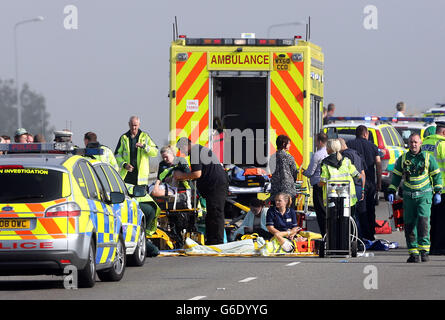 Une vue générale de la scène sur la chaussée de Londres de Shepey Bridge Crossing près de Sheerness dans le Kent à la suite d'une collision de plusieurs véhicules plus tôt ce matin. Banque D'Images