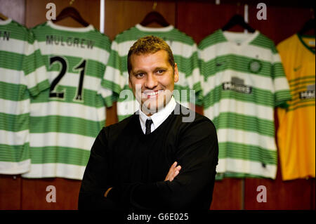 Stiliyan Petrov lors d'une séance photo dans le Celtic dressing Room du Celtic Park, Glasgow, avant le match de charité dimanche. Banque D'Images