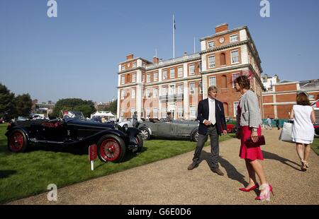 Les visiteurs se promeunent parmi les voitures exposées lors de l'ouverture de l'événement de voitures classiques de la compétition St James's Concours of Elegance au Marlborough House Gardens à St James's, Londres. Banque D'Images