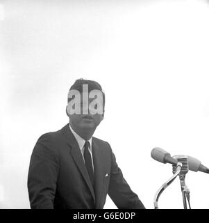 Le président américain John F. Kennedy reconnaît les encouragements de la foule lorsqu'il visite New Ross, Co. Wexford, Irlande. Banque D'Images