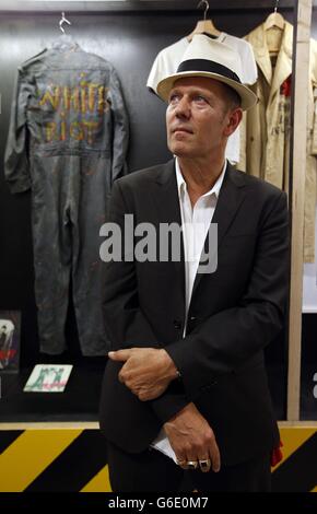 Le bassiste de Clash Paul Simonon se tient devant la combinaison de chauffe qu'il portait lorsqu'il a été photographié pour la couverture du premier album du groupe et d'autres souvenirs du groupe alors qu'il assiste à une séance photo à l'exposition pop-up Black Market Clash et qu'il les stocke à Soho pour marquer la sortie de Le groupe remasterisé œuvres collectées ensemble de boîte de système de son et nouveau meilleur de la collection, Hits Back. Banque D'Images