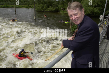 Alun Michael, ministre des Inland Waterways, regarde les canoéistes du Chalfont Park Canoe Club à bord des nouveaux rapides d'eau blanche faits par l'homme sur la Tamise, à Hambleden Weir près de Henley, après qu'il l'ait officiellement ouvert. * l'Agence de l'environnement a installé des rampes hydrauliques sur le déversoir pour créer les conditions dans le cadre du projet 85,000. Banque D'Images