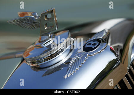 Stock d'insignes Bentley exposés dans le cadre de l'ouverture de l'événement de voiture classique des Concours de St James de l'élégance à Marlborough House Gardens , St James's, Londres. Banque D'Images