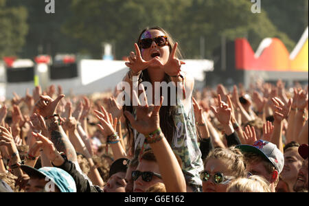 La foule observant Wu-Tang Clan sur la scène principale à Bestival, tenue au parc national Robin Hill sur l'île de Wight. Banque D'Images