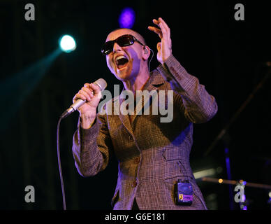 Sinead O'Connor se présentant sur la scène Big Top à Besal, au parc national Robin Hill sur l'île de Wight. Banque D'Images