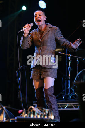 Sinead O'Connor se présentant sur la scène Big Top à Besal, au parc national Robin Hill sur l'île de Wight. Banque D'Images