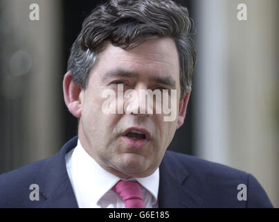 Le chancelier de l’Échiquier Gordon Brown fait une déclaration aux médias à l’extérieur du 10 Downing Street, Londres. * à la fin de la réunion spéciale du Cabinet pour discuter de l'évaluation des trésors des gouvernements cinq tests économiques, M. Brown a déclaré que tous les ministres avaient convenu que rien ne devait être fait pour nuire à la stabilité économique des Britanniques et que la décision des gouvernements sur l'adhésion à l'euro serait prise dans l'intérêt économique national. Banque D'Images