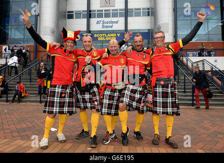 Football - qualification de la coupe du monde 2014 - Europe - Groupe A - Ecosse / Belgique - Hampden Park.Les fans de Belgique portant des kilts montrent leur soutien à l'extérieur du sol avant le coup d'envoi. Banque D'Images