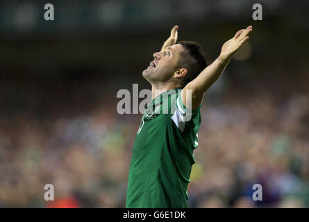 Robbie Keane, de la République d'Irlande, célèbre après avoir obtenu son score lors de la qualification à la coupe du monde, le match du groupe C au stade Aviva, à Dublin, en Irlande. Banque D'Images