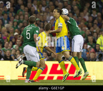 Zlatan Ibrahimovic (au centre à droite) de Suède en action contre John O'Shea d'Irlande lors de la qualification de coupe du monde, match du groupe C au stade Aviva, Dublin, Irlande. Banque D'Images