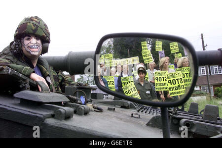 Le manifestant Ed Jones, portant un masque Tony Blair, est assis sur un char à l'extérieur du pub médiéval Three Horseshoes à Mole Hill Green, Essex, près de l'aéroport de Stansted, pour montrer combien de bâtiments historiques seront renversés si l'agrandissement de l'aéroport se poursuit. *...la campagne Stop Stansted expansion, qui étaient symboliquement "soufflant" le pub, disent les trois Horseshoes seront renversés si plans Vas-y. Banque D'Images