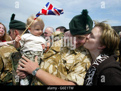 Le Ranger Mark Wooley, de Newtownards Co Down, accueille son fils de 18 mois, Steven, et sa femme Alison à son arrivée à la RAF Aldergrove à Belfast.Il était l'un des trente-trois soldats des Royal Irish Rangers, qui gardaient le quartier général de la Brigade d'assaut aérienne 16 pendant le conflit du Golfe.*..pendant la guerre, ils avaient gagné un énorme respect de l'Armée régulière pour le travail vital de sécurité qu'ils ont effectué.Le lieutenant-colonel Andrew McCord, commandant des Royal Irish Rangers, a déclaré que les officiers n'avaient pas été en mesure de faire la distinction entre les soldats à temps plein et les soldats d'AT pendant la guerre. Banque D'Images