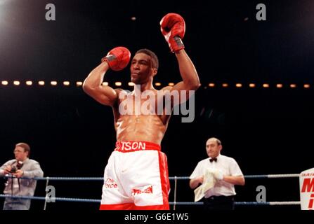 MICHAEL WATSON CÉLÈBRE SA TROISIÈME MANCHE DE LA VICTOIRE DE TKO SUR ERROL CHRISTIE. Banque D'Images