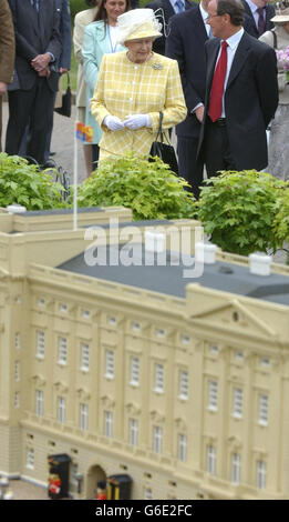 La reine Elizabeth II passe devant un modèle lego de Buckingham Palace à Legoland à Windsor.La Reine et le duc d'Édimbourg ont visité le parc dans le cadre de la participation de la famille royale à la promotion du tourisme britannique. Banque D'Images