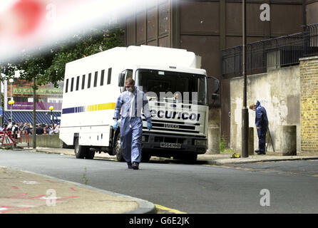 Les forces de police enquêtent sur la zone autour d'une fourgonnette de prison abandonnée près de la cour intérieure de Londres, dans le sud de Londres, après que trois prisonniers Tony Peters, Clifford Hobbs et Noel Cunningham se sont échappés du véhicule lors d'une attaque armée. * ils se sont échappés après que des hommes déguisés comme des postimen ont ouvert le feu sur une fourgonnette Securicor sur son chemin de la prison de Brixton à la cour intérieure de la Couronne de Londres à Southwark. Le conducteur de la camionnette de la prison a été tiré au genou et son collègue a été fouetté au pistolet. Banque D'Images