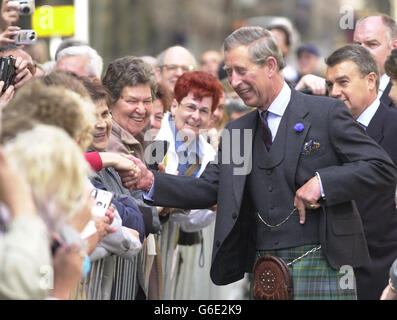 Le Prince de Galles est accueilli par des membres du public lorsqu'il se promène le long du Royal Mile à Édimbourg. Il a visité aujourd'hui certaines des principales attractions touristiques d'Écosse dans le but de rehausser le profil de l'industrie touristique du pays. * Charles a rencontré le personnel et a visité les attractions lors d'un voyage à Édimbourg qui a été programmé pour coïncider avec la Journée du tourisme britannique. Banque D'Images