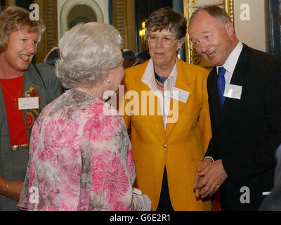 La reine Elizabeth II de Grande-Bretagne rencontre (de gauche à droite) Anne Kennedy de YHA Angleterre et pays de Galles, Prue Leith de Hospitality Training Foundation et Ken Livingstone Maire de Londres lors d'une réception touristique au Palais de Buckingham. Banque D'Images