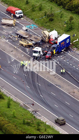 Une vue aérienne de la scène sur la M1 où quatre personnes ont été tuées, dans une énorme pile d'autoroute dans le Leicestershire. Pris plusieurs heures après l'accident mortel, les marques de pneus où les véhicules sont en circulation sur la réserve centrale de l'autoroute sont clairement visibles. * la collision aurait impliqué un transporteur de véhicules et un certain nombre de voitures. Trois Schimitars de l'armée - des véhicules de reconnaissance légèrement blindés - qui venaient de rentrer du Golfe, ont été impliqués dans l'accident. Ils étaient emmenés de Marchwood, dans le Hampshire, à la base de l Armée de terre de Catterick, dans le North Yorkshire. C'était Banque D'Images